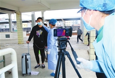 河源火车站进出站口配备的红外线智能体温检测系统,对每位返程的旅客出站测量体温。河源日报记者 肖斌 摄 河源火车站进出站口配备的红外线智能体温检测系统,对每位返程的旅客出站测量体温。河源日报记者 肖斌 摄