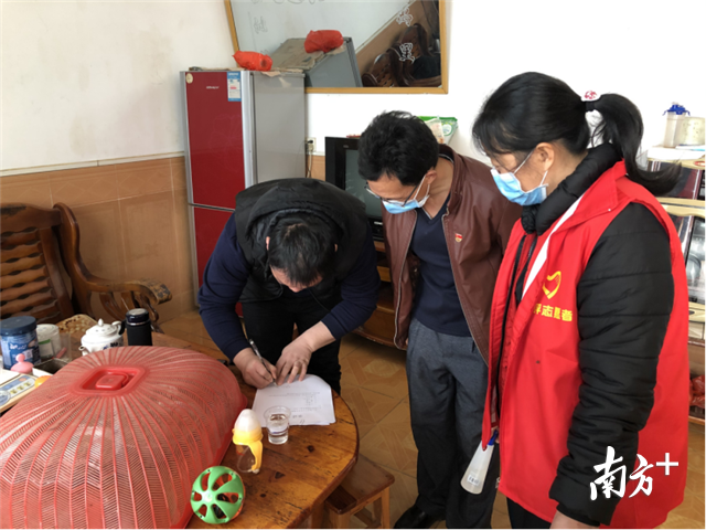 志愿者入户宣传排查。