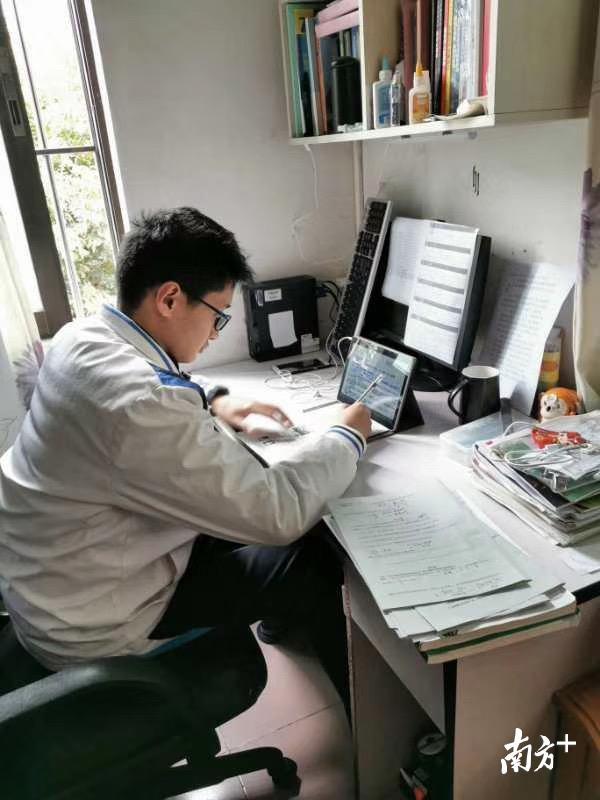 顺德罗定邦中学学生特地穿上校服上课。校方供图