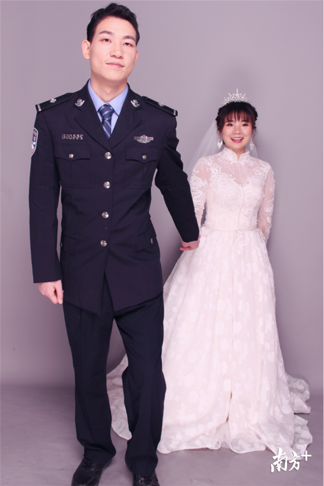 唐永斌与妻子婚纱照。