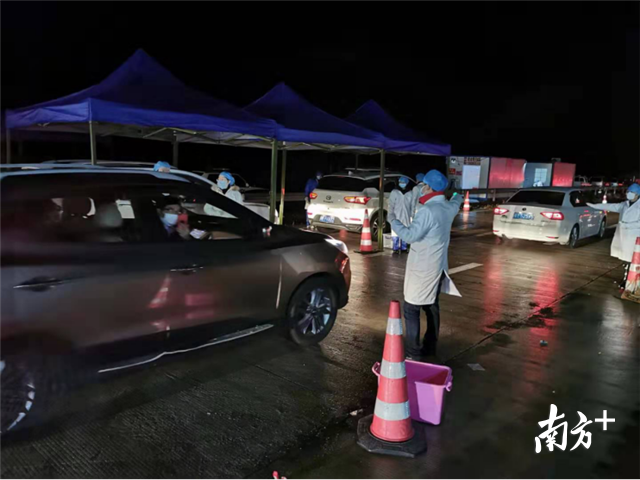 凤头岭和洲水检查点又见到龙坪镇人员忙碌的身影。