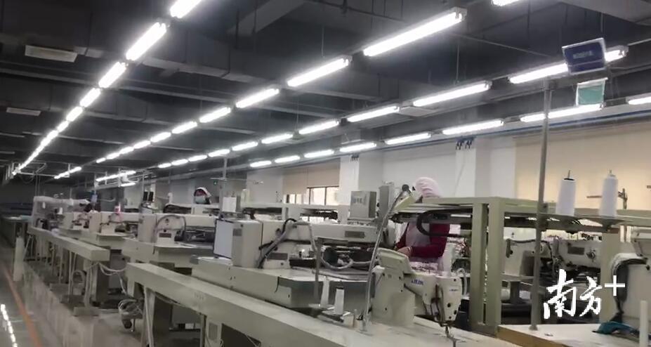 在溢达的生产车间，戴着口罩的女工正忙碌在一线。