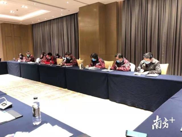 广东医疗队与荆州有关同志进行分析研判。