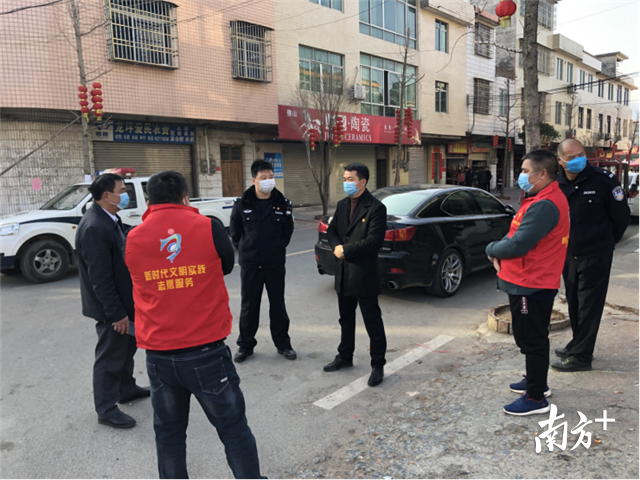陈义华到村委会检查疫情防控工作。