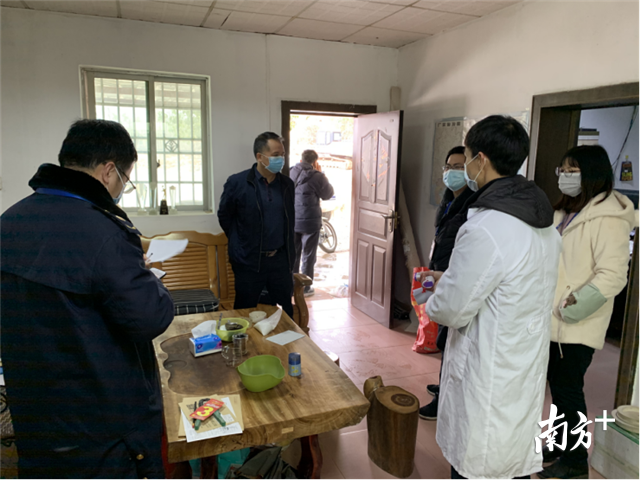 对复工人员进行体温检测并登记信息。