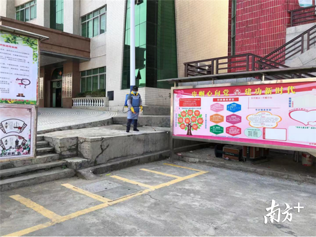 环卫工人已开始了一天的工作。