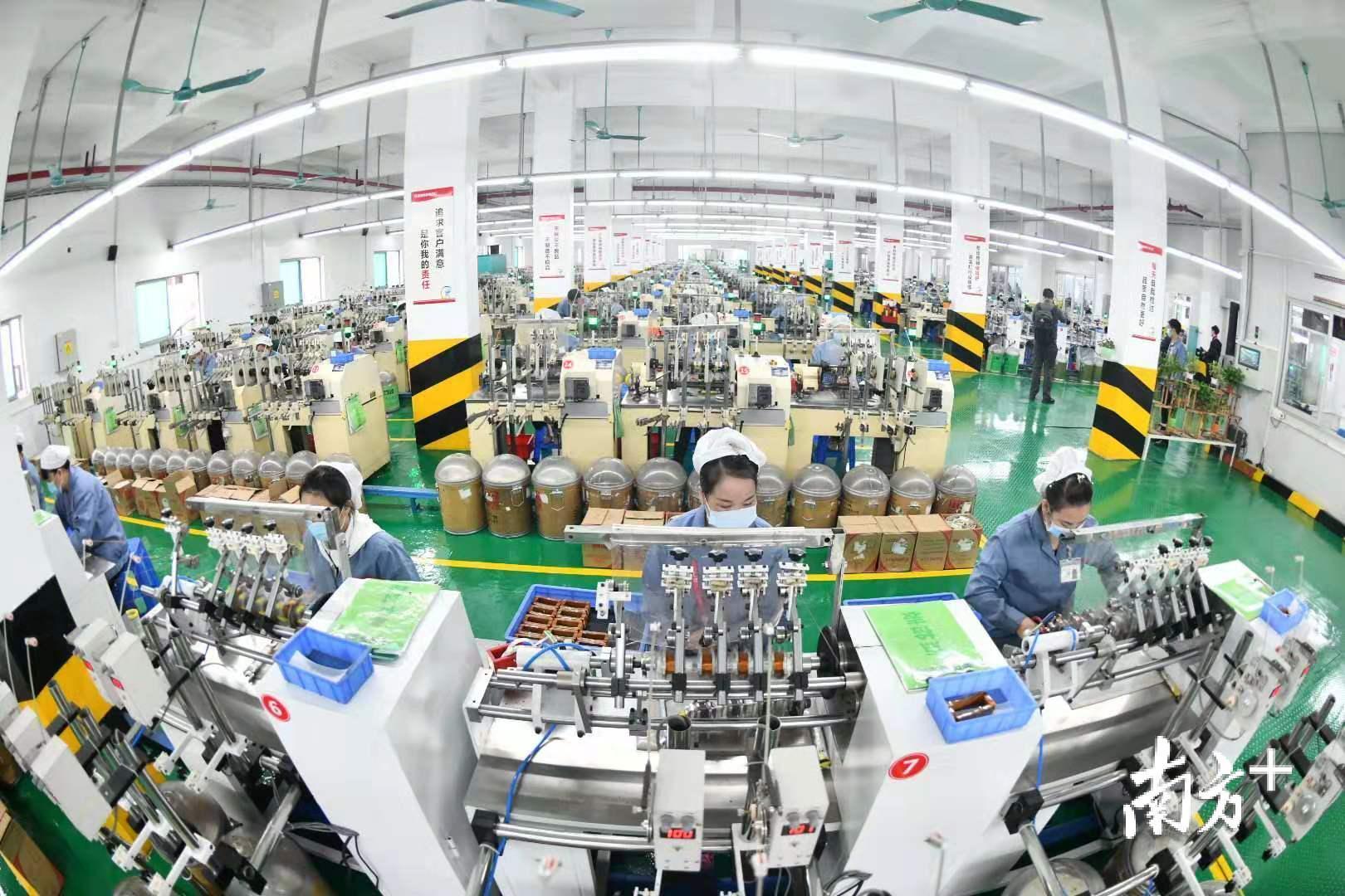 格兰仕对每个员工进行一人一档，掌握员工动态。