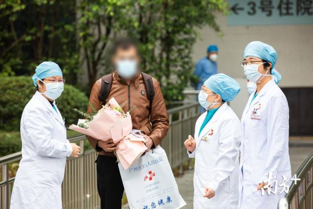 广州首例外籍患者治愈出院。南方日报记者 郑一见 摄