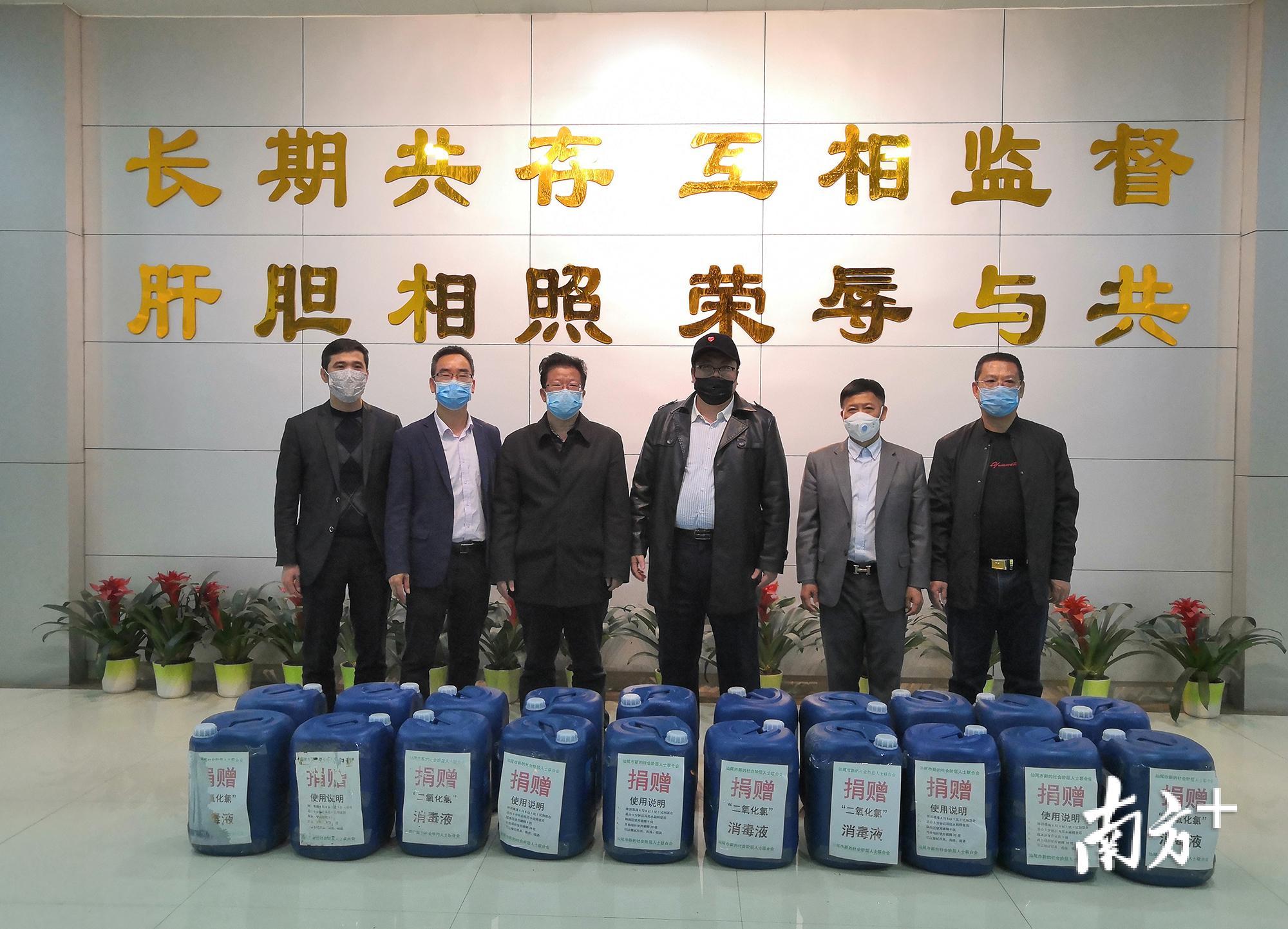 陆丰市政协委员捐赠医疗物资。