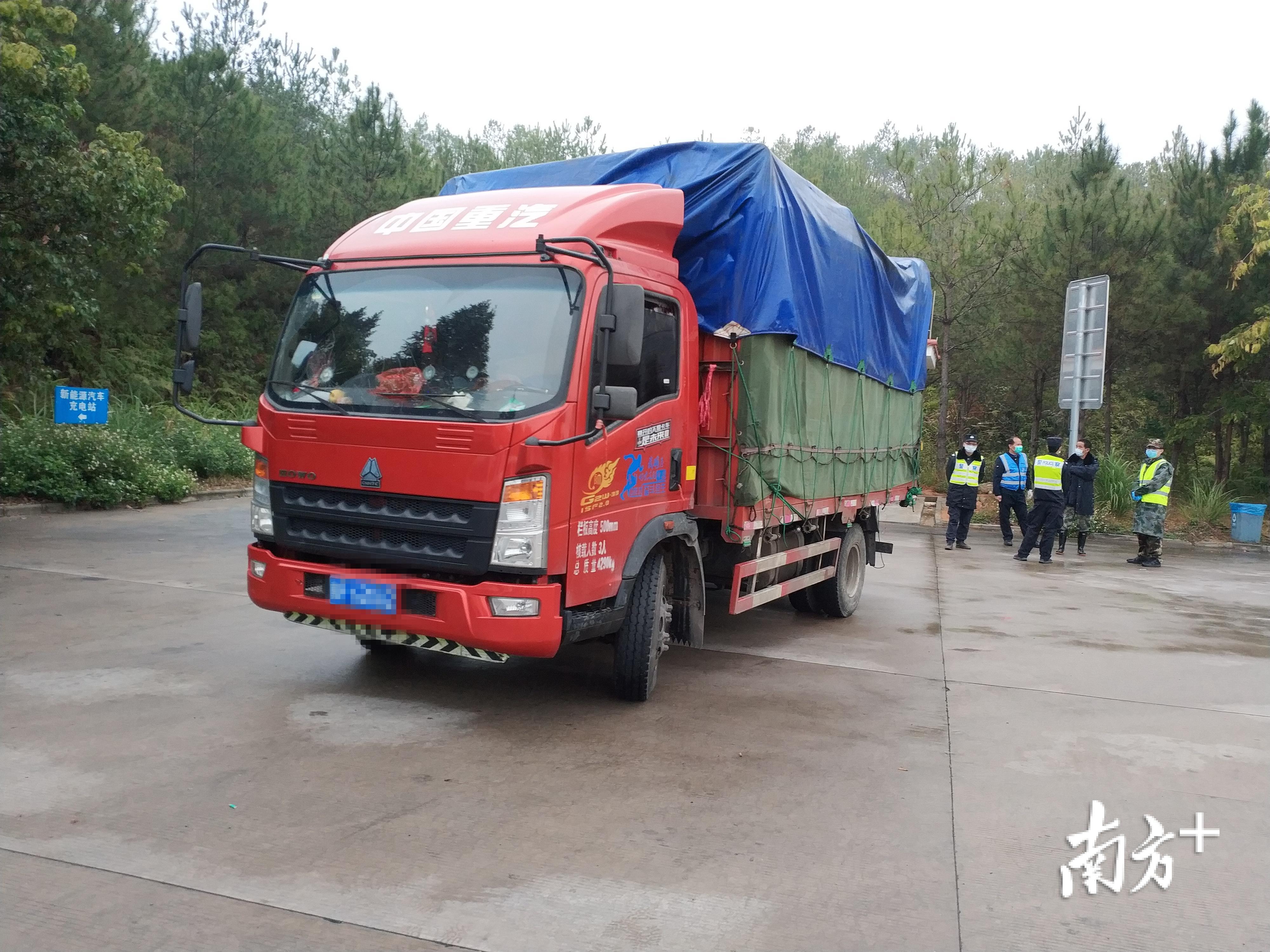 涉嫌运输“三无”口罩的车辆被拦截。