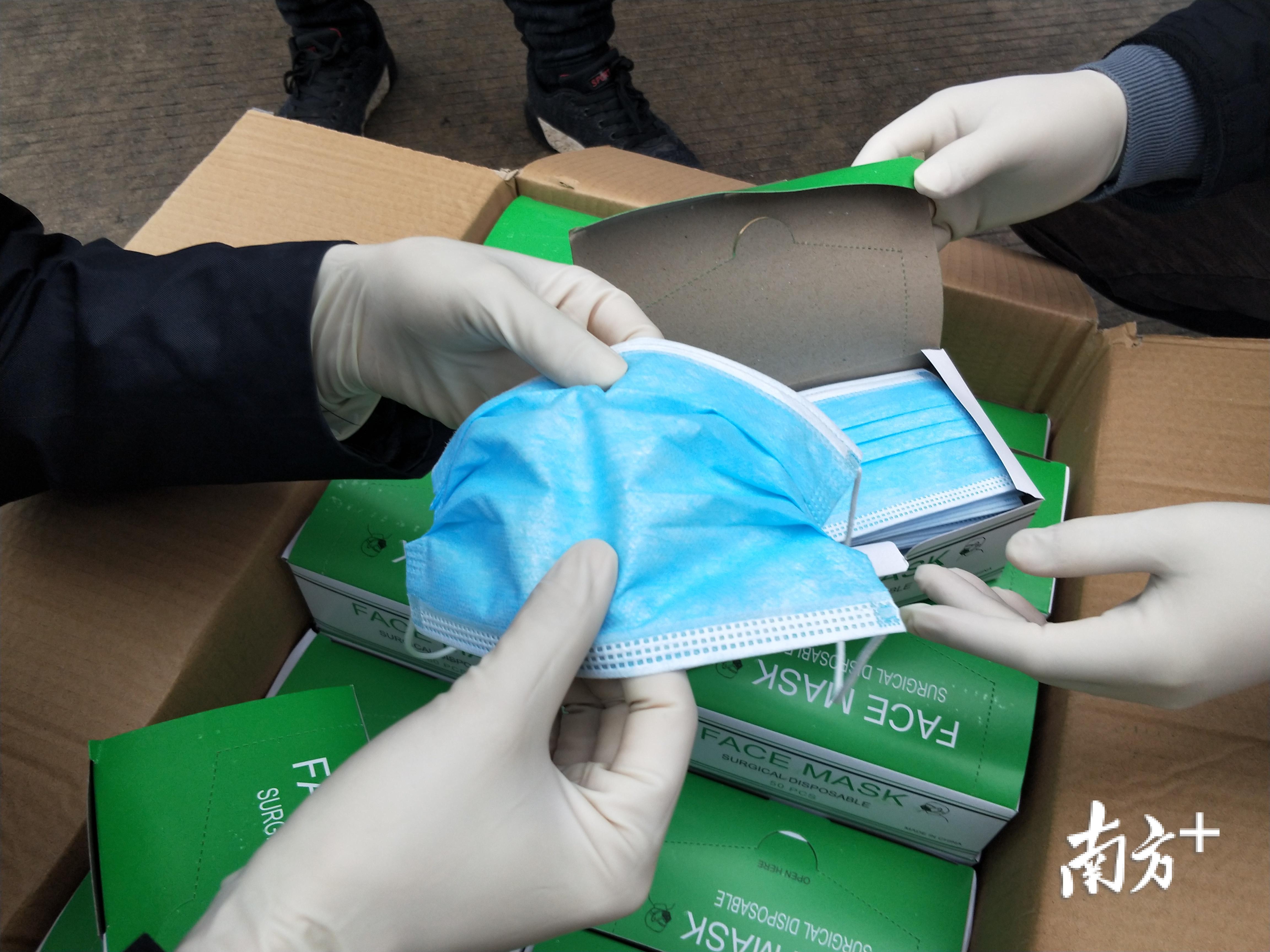 工作人员对这批“三无产品”进行现场清点。