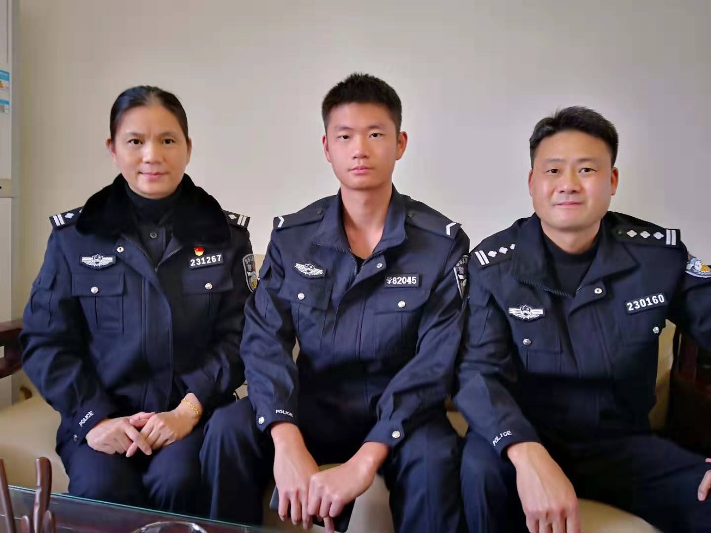 一家三口合影 一家三口合影