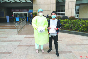 谭皓骏向市人民医院捐赠N95口罩。市人民医院供图