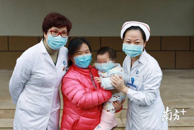 13日，10个月大的婴儿患者出院。这是目前广东省年龄最小的新冠肺炎治愈患者。南方日报记者 刘梓欣 将欣陈 通讯员 张嘉斌 摄