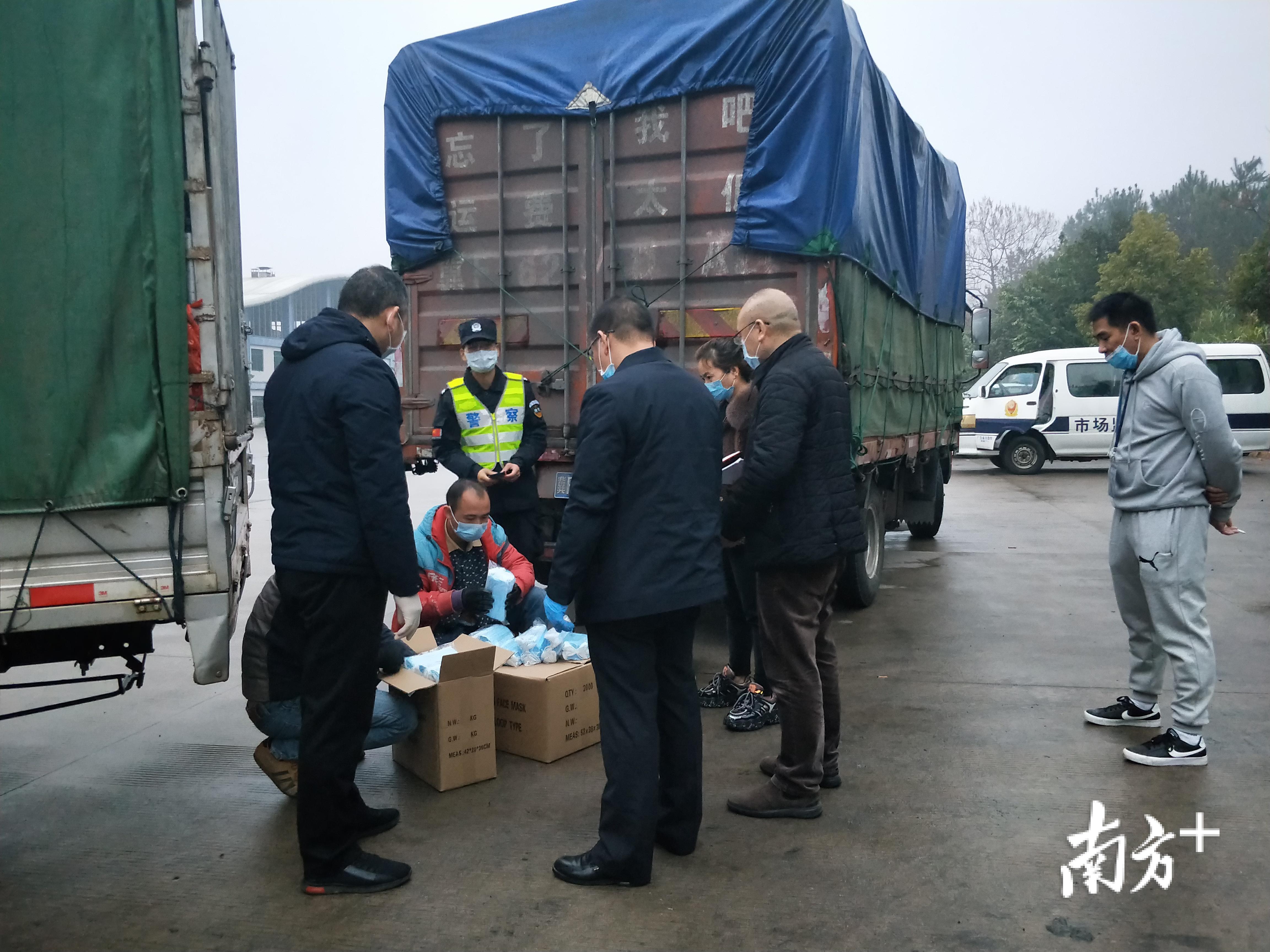 该批口罩无生产商厂名、厂址、产品质量检验合格证明等信息。