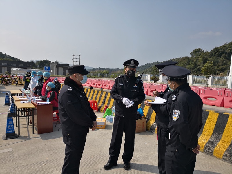 张少伟带队驻守在封开省际公安检查站 张少伟带队驻守在封开省际公安检查站