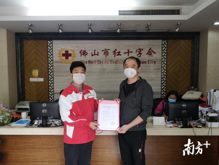 李建炜委托公司工作人员向佛山市红十字会捐献防疫物资。佛统宣供图