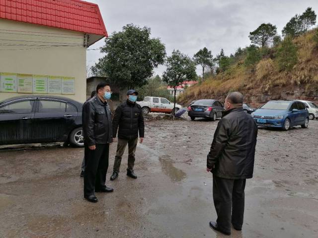在转村检测点工作中的李建青（中） 