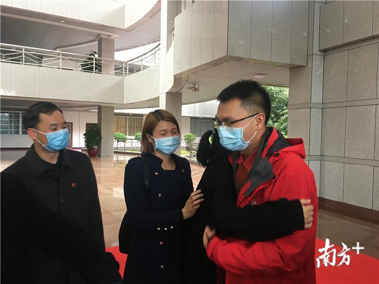 佛冈县人医重症医学科主任罗福如与亲人朋友进行告别,出征湖北。程浩 摄 佛冈县人医重症医学科主任罗福如与亲人朋友进行告别,出征湖北。程浩 摄