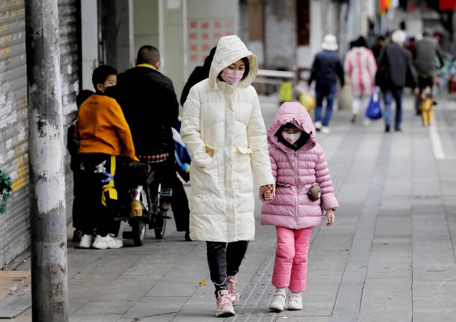 图集|寒潮突袭广东,市民全副武装出行