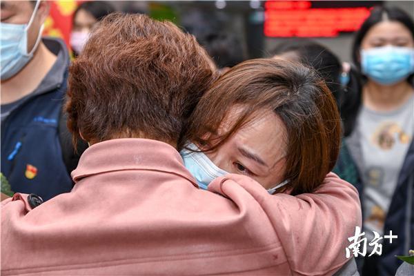 疫情送别感人图片图片