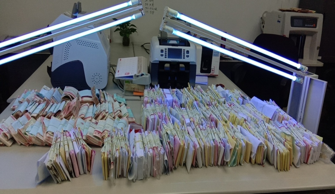 招商银行广州分行进行现金消毒。 招商银行广州分行进行现金消毒。