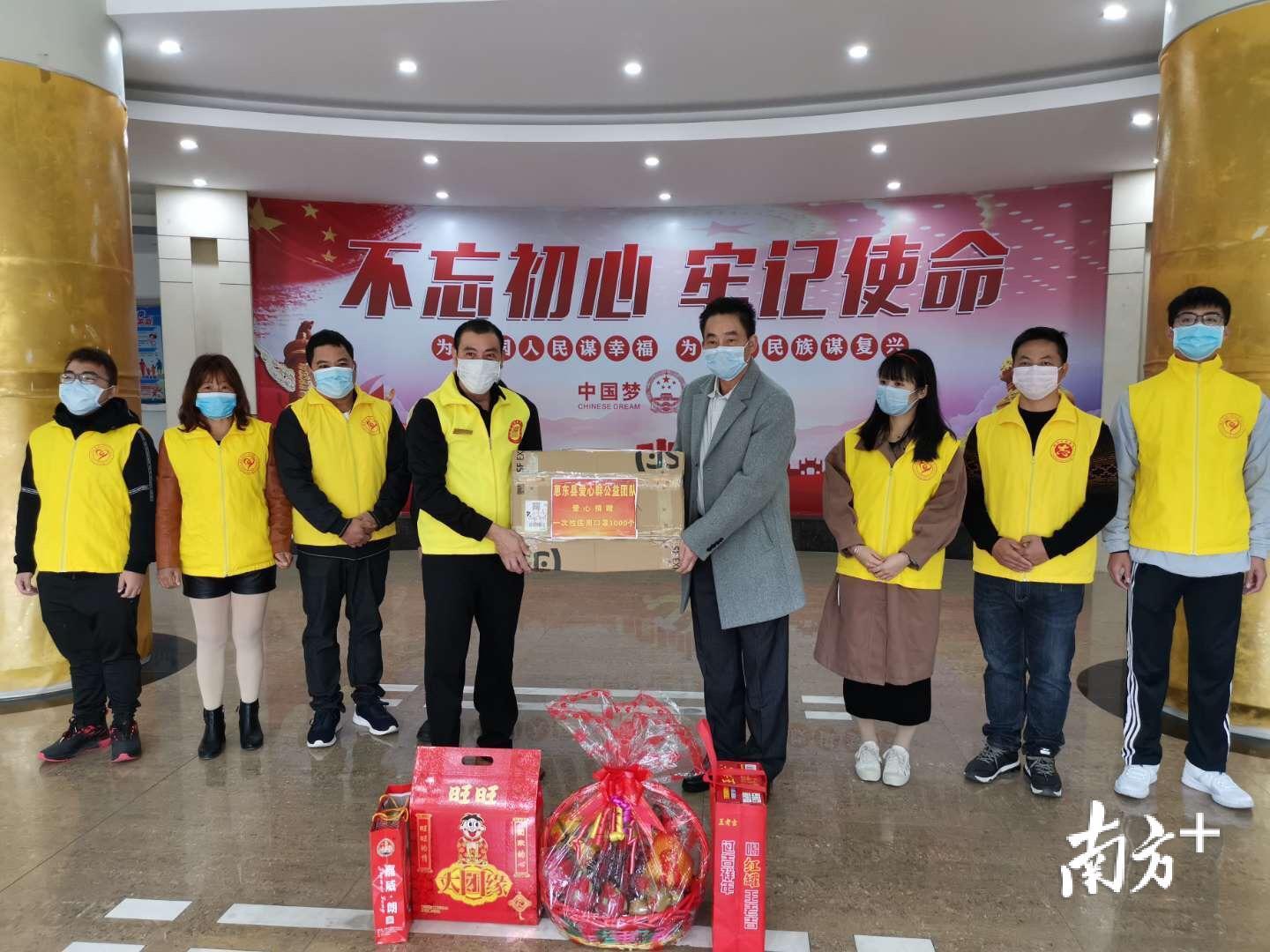 惠州市人大代表李乾国（左四）全力筹集口罩等防护物资并进行捐献。