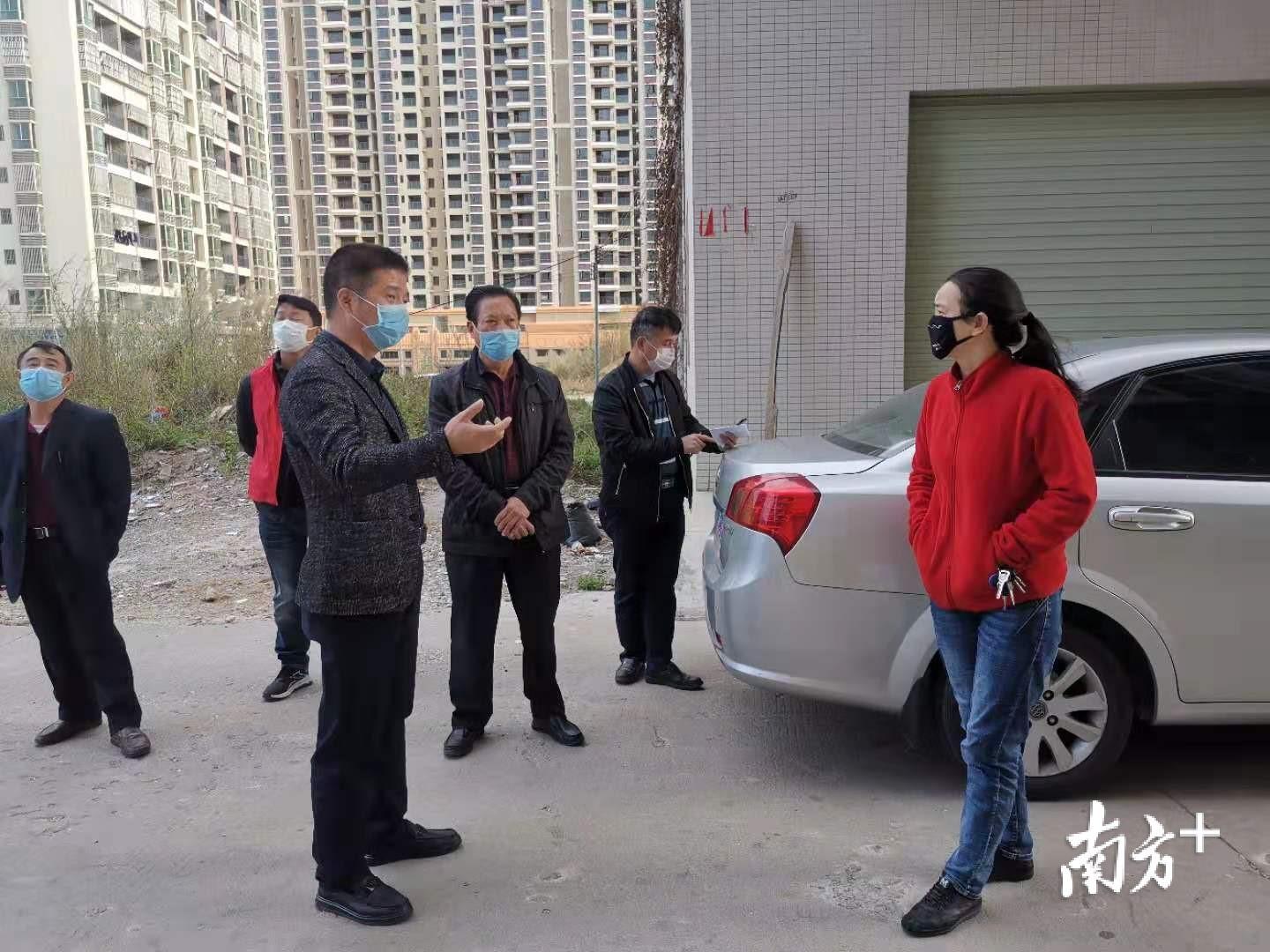 省人大代表杨勇文（前左）在村里开展抗疫宣传工作。