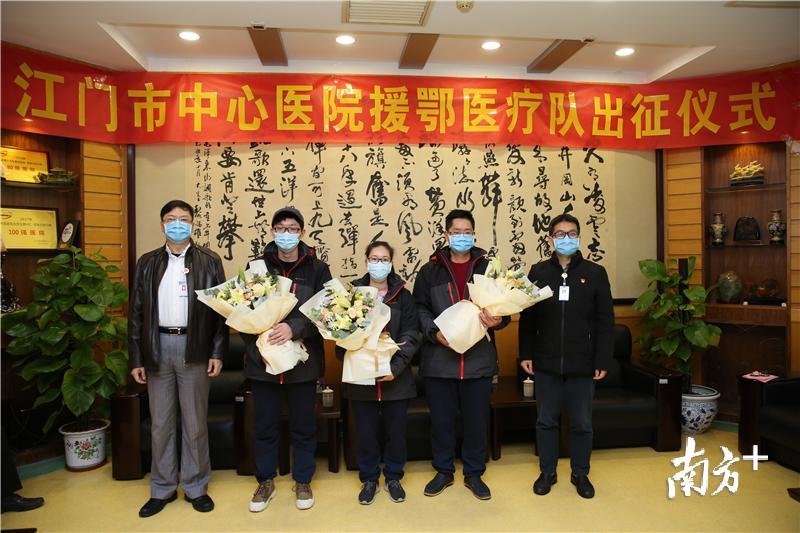 李宇明（左一）为江门市中心医院援鄂医疗队出征壮行。
