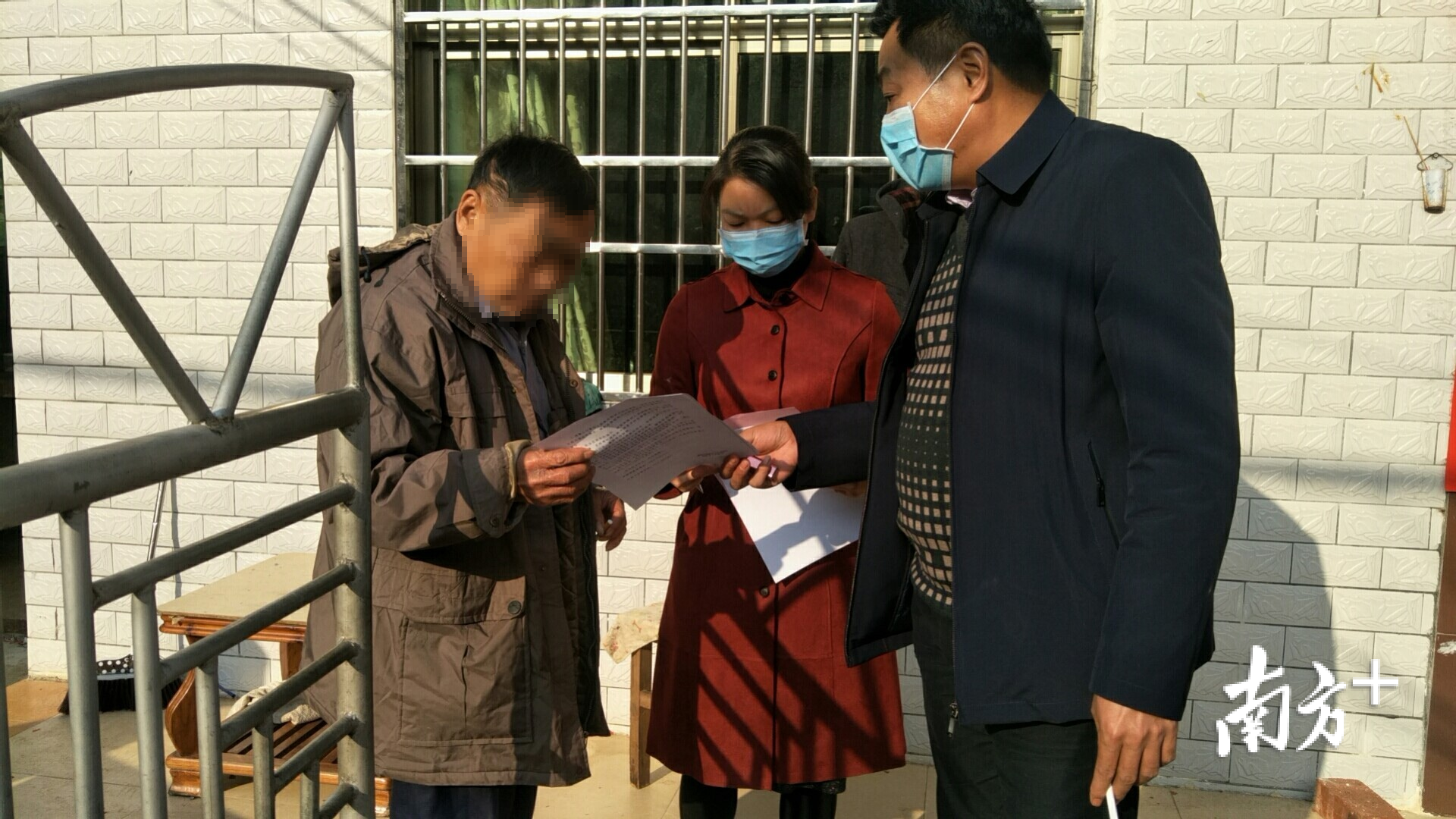 省人大代表林丽芳（中间）入户开展抗疫宣传工作。