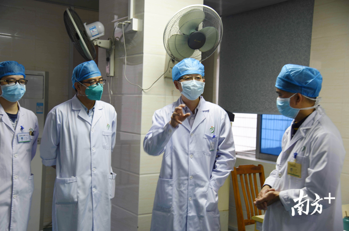 陈纯波在医院抗疫一线部门指导。