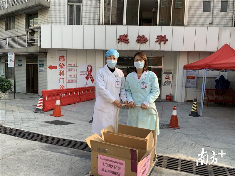 凌波仙子（右）不仅积极帮助医务人员缓解心理压力，还动员社会力量捐款捐物。