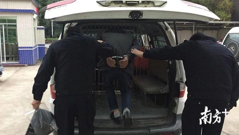 张某被带上警车，准备送往城南高速路口。