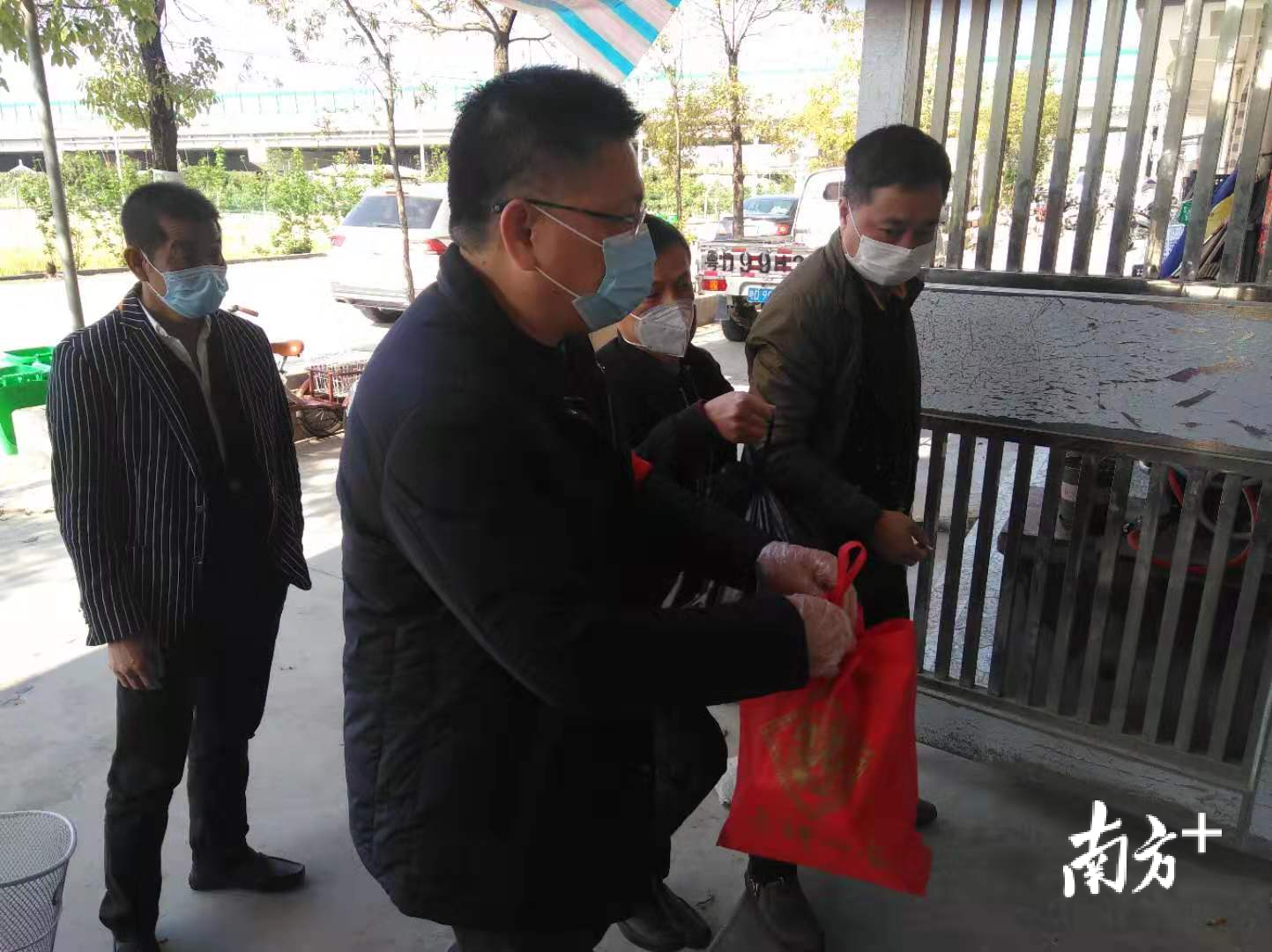 关埠镇下底村党委第一书记郑创平组织党员志愿者为接受居家观察的村民义务代购。