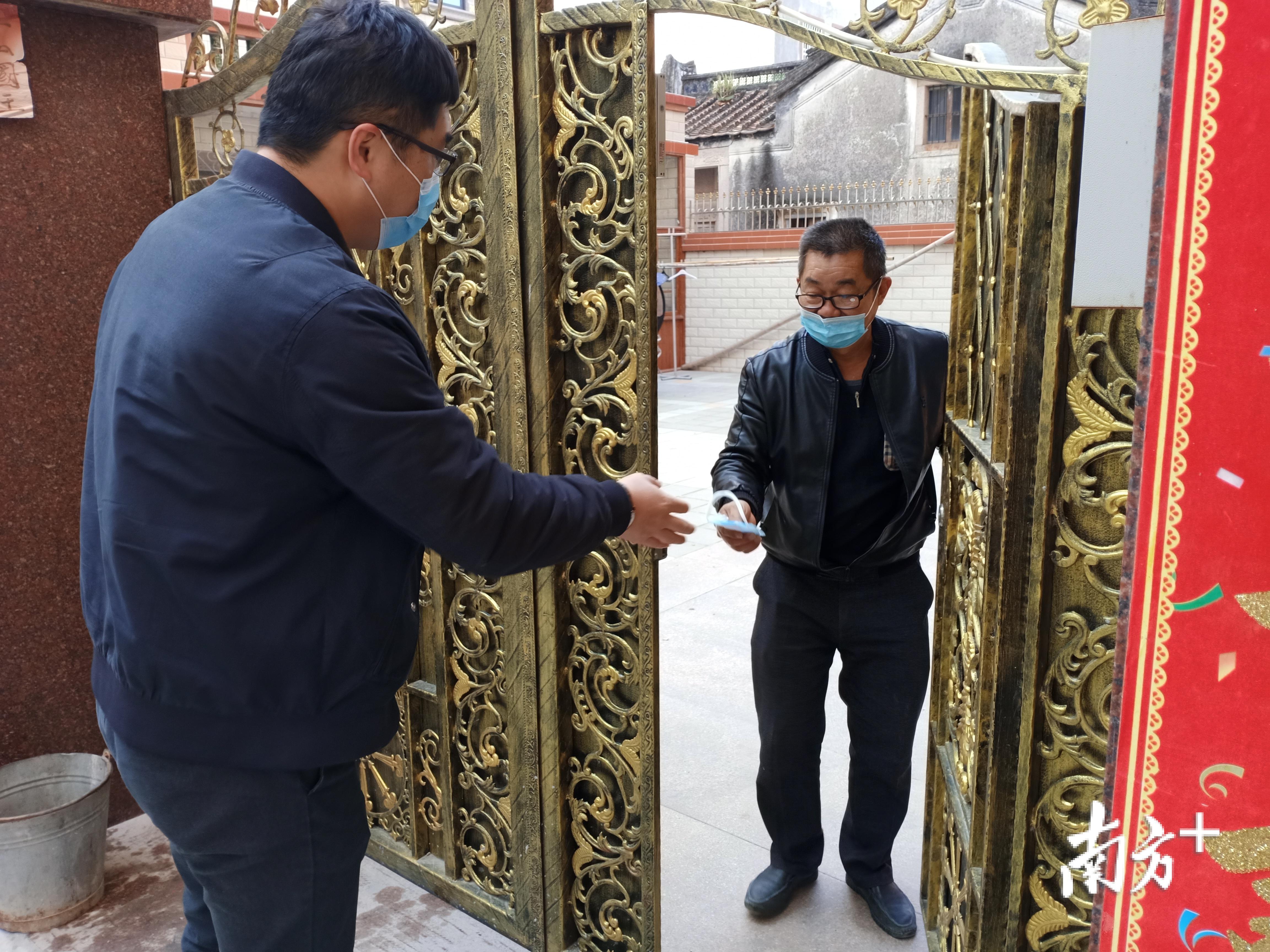 河溪镇南陇村党总支部第一书记陈泽南争取到企业捐赠一批口罩，并走村入户发给群众使用。