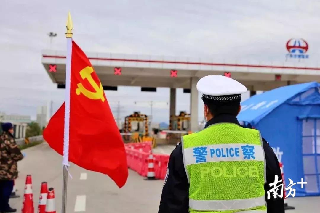 交警坚守高速路口,守住第一道防线.