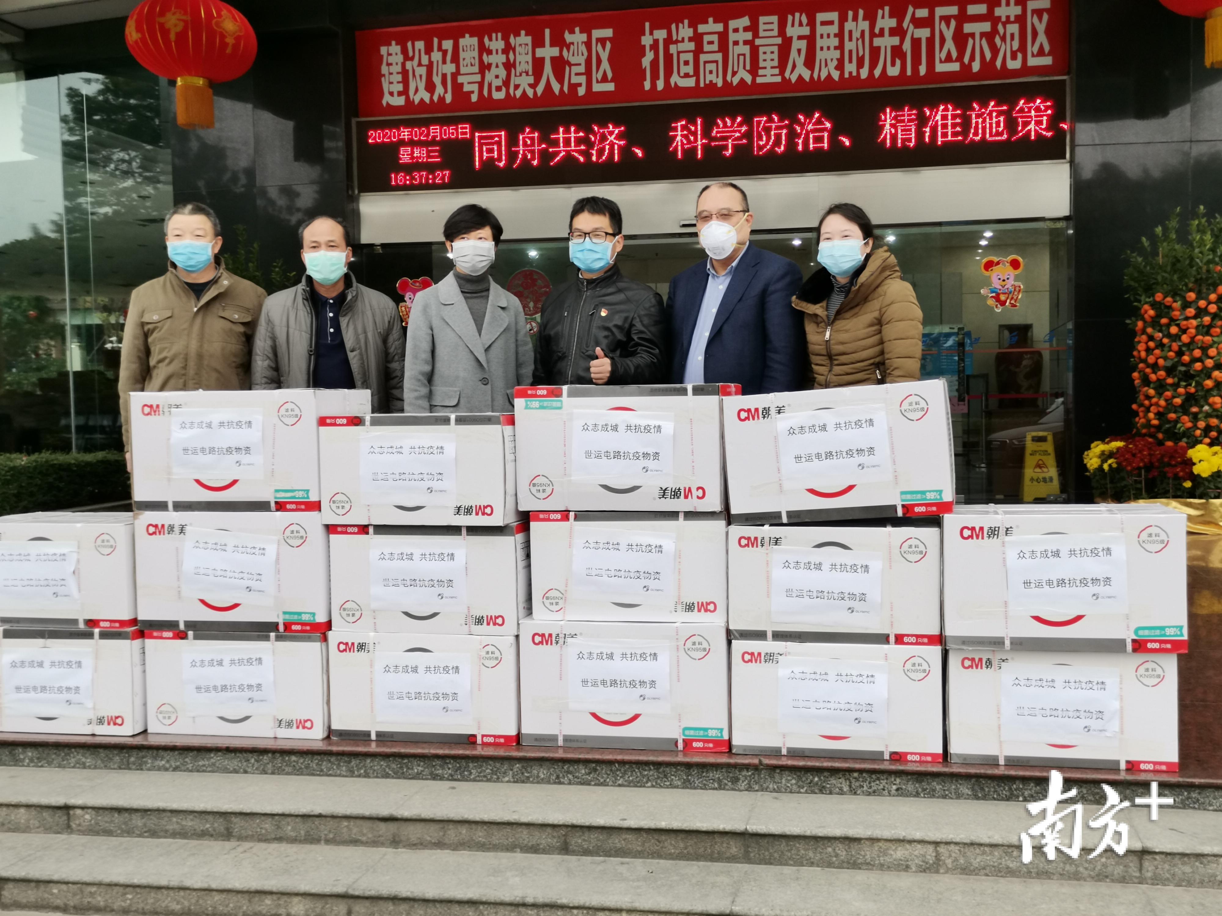 政协委员佘英杰（右二）向市中心医院捐赠口罩1万个。
