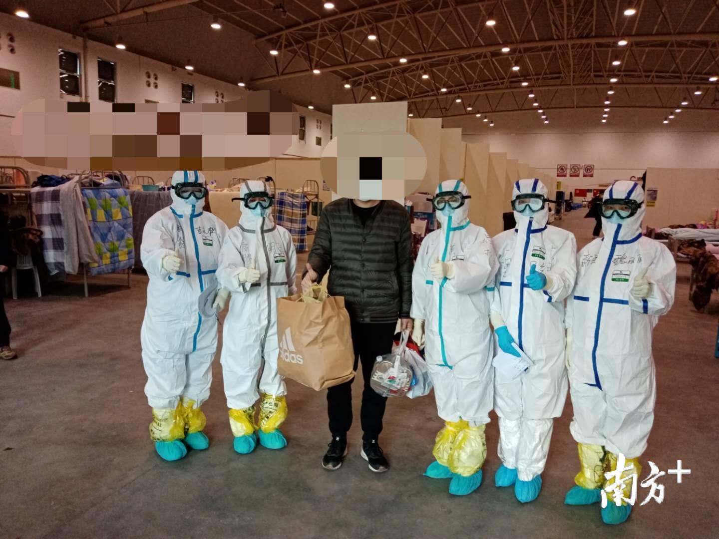 欢送痊愈患者出院