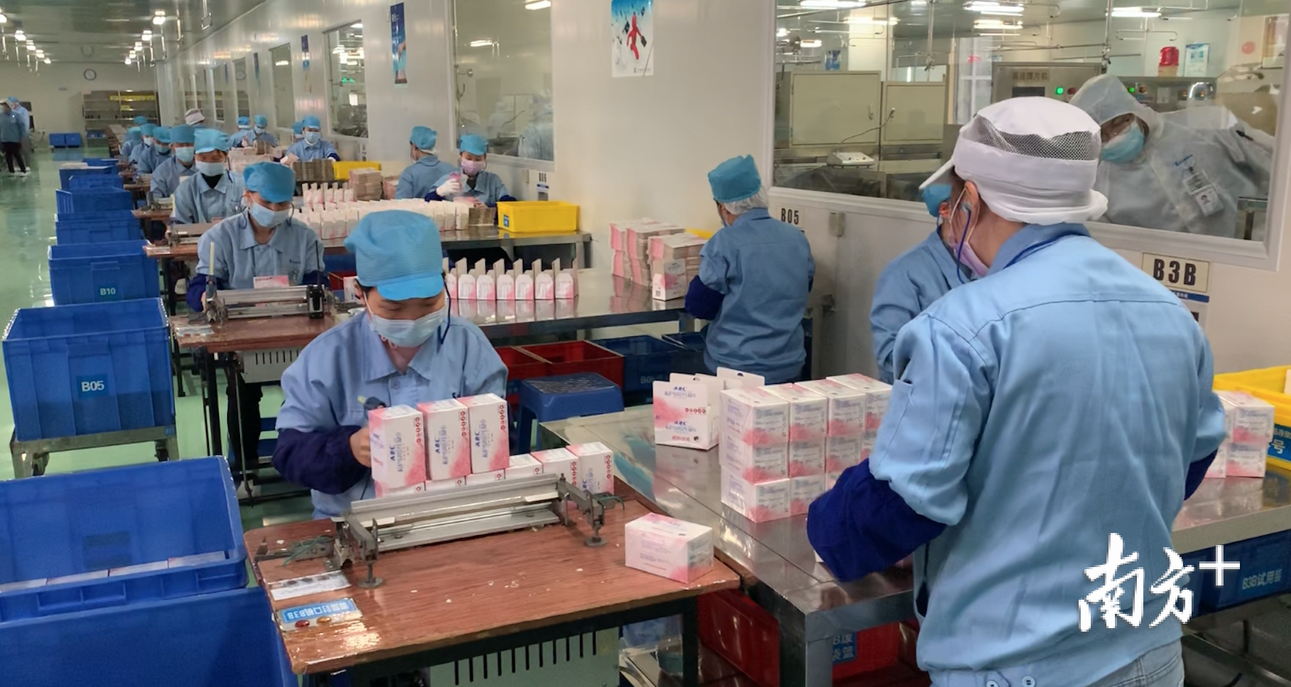 整洁的湿巾生产车间内，工人间隔超1米，正在有序地完成产品包装盒制作等工作。李欣 摄