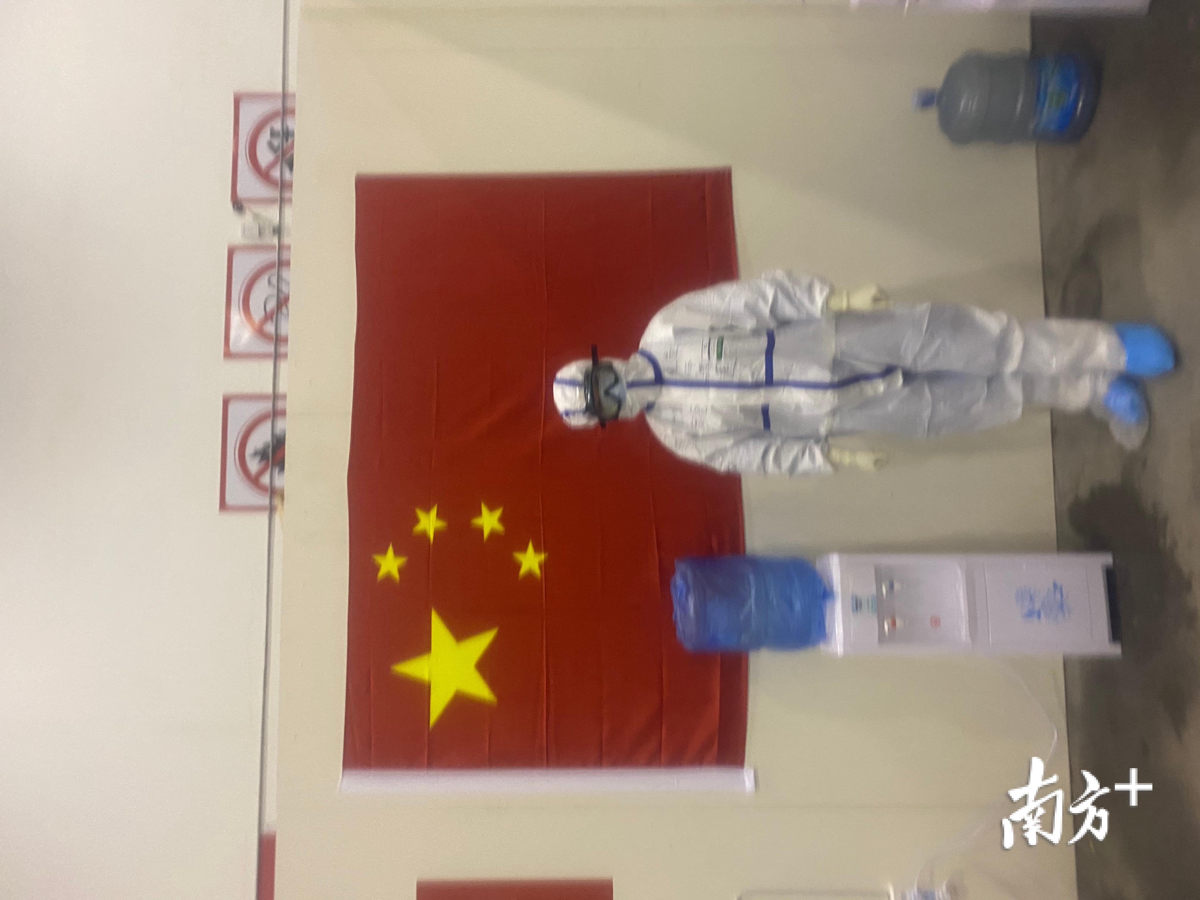 与国旗合影留念