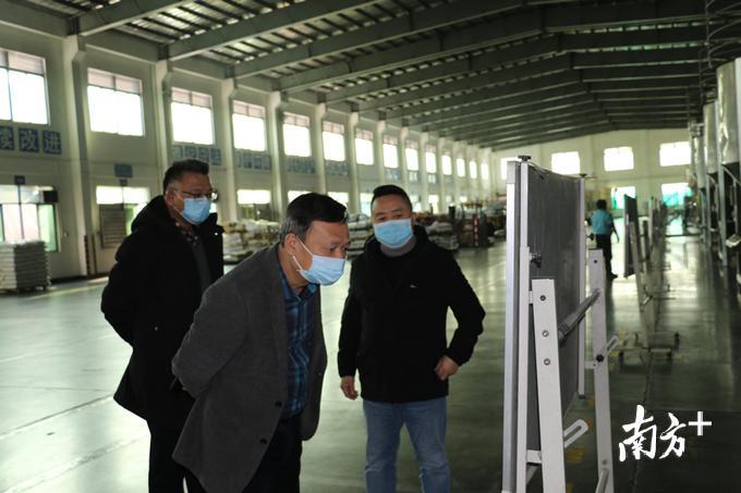 龙塘镇委书记邓军红进入聚石公司生产车间查看疫情防控工作。通讯员供图