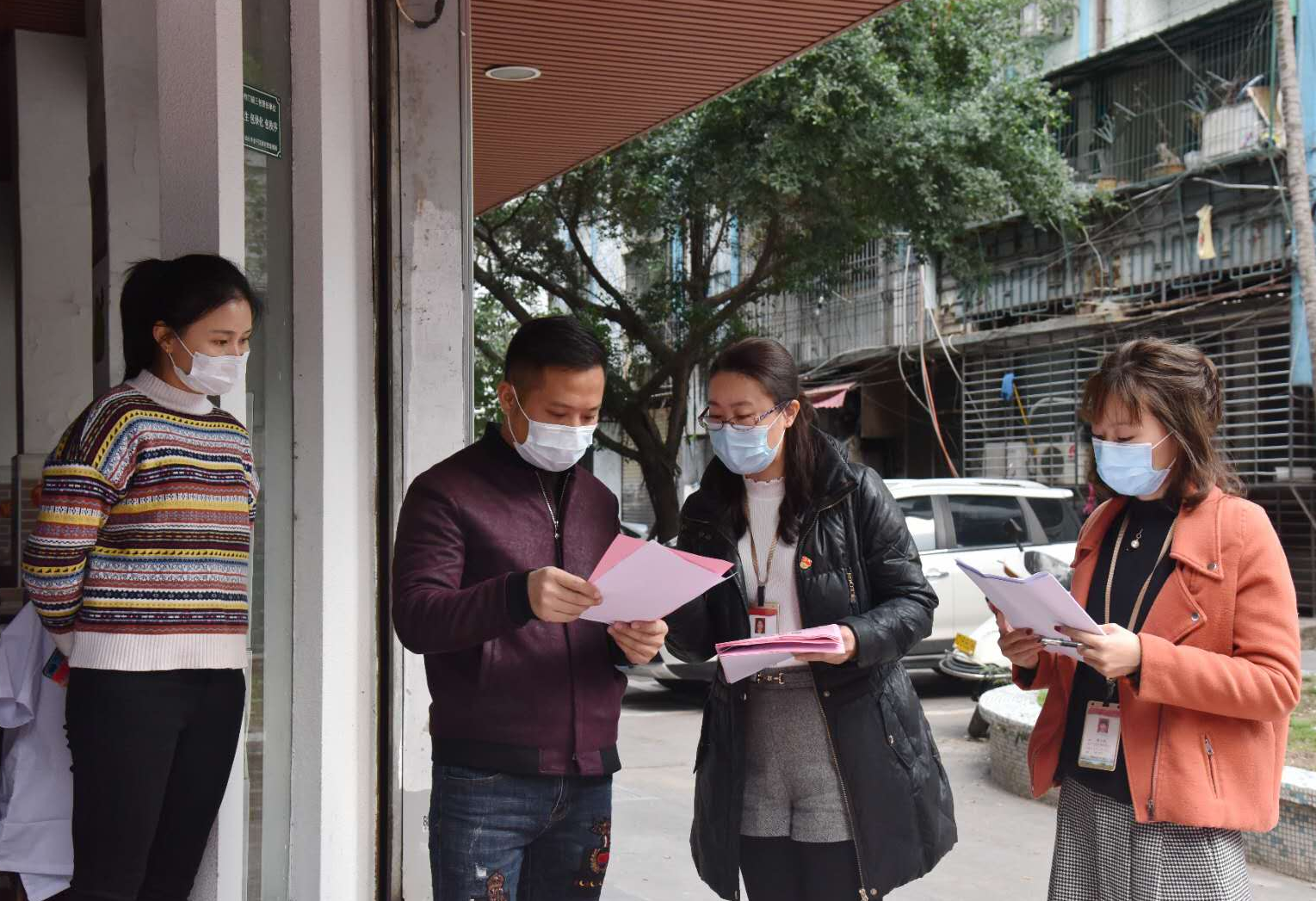 黄艺丽（右二）开展入户宣传工作。