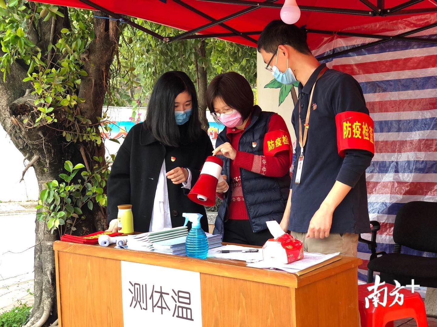 鮀江街道港美社区援助组成员开展安全防疫宣传。余丹 摄