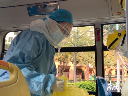 陈晓芳在流动监测车上进行咽拭子采样相关工作。王芃琹摄