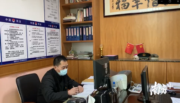 从年初二起，黄文琪从早上8点就到办公室开始一天的工作，最晚一次值守到晚上12点。受访者供图