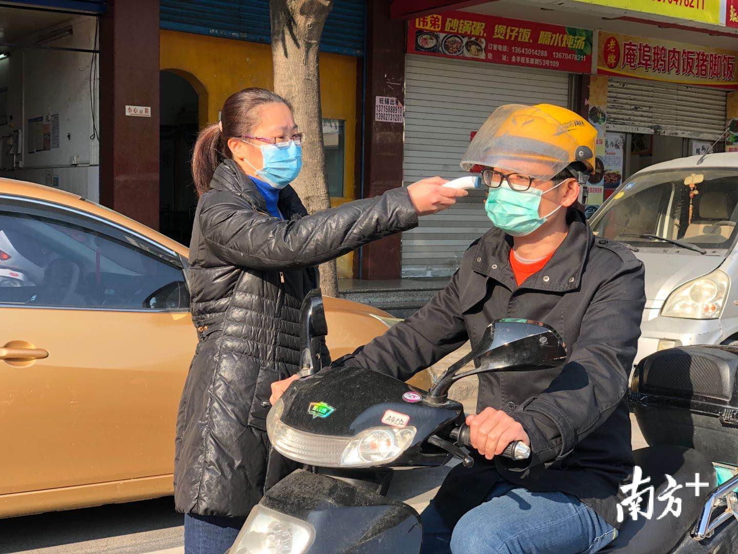 黄艺丽坚守一线。余丹 摄