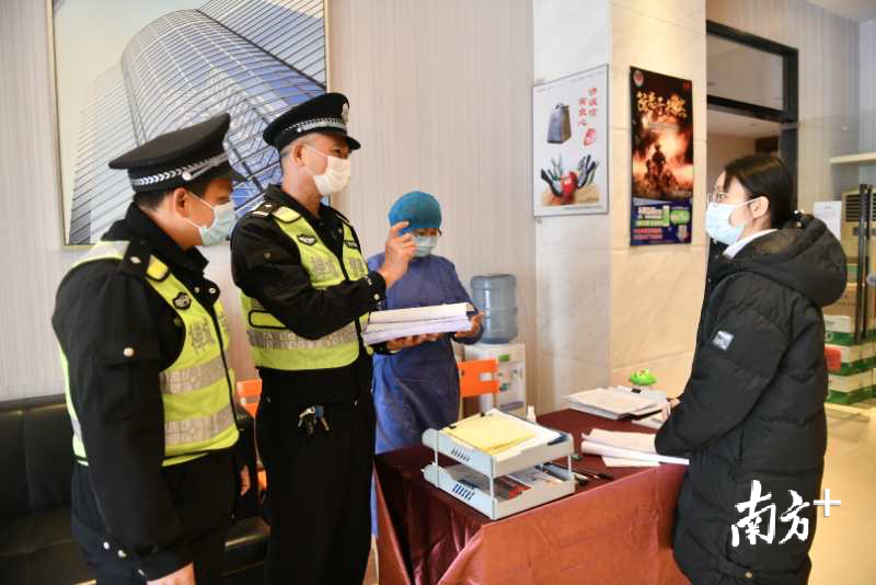 佛山市公安局禅城分局江湾派出所社区民警刘明光去辖区内返乡人员的隔离酒店了解情况。戴嘉信摄