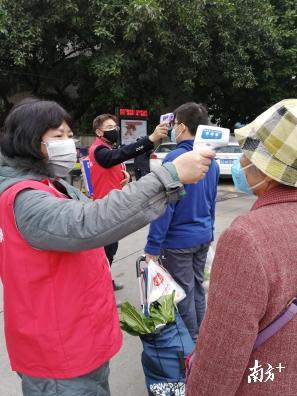 佛山市南海区桂城街道桂雅社区翠云苑党员志愿者杜素兰正在为居民测温。志愿者供图