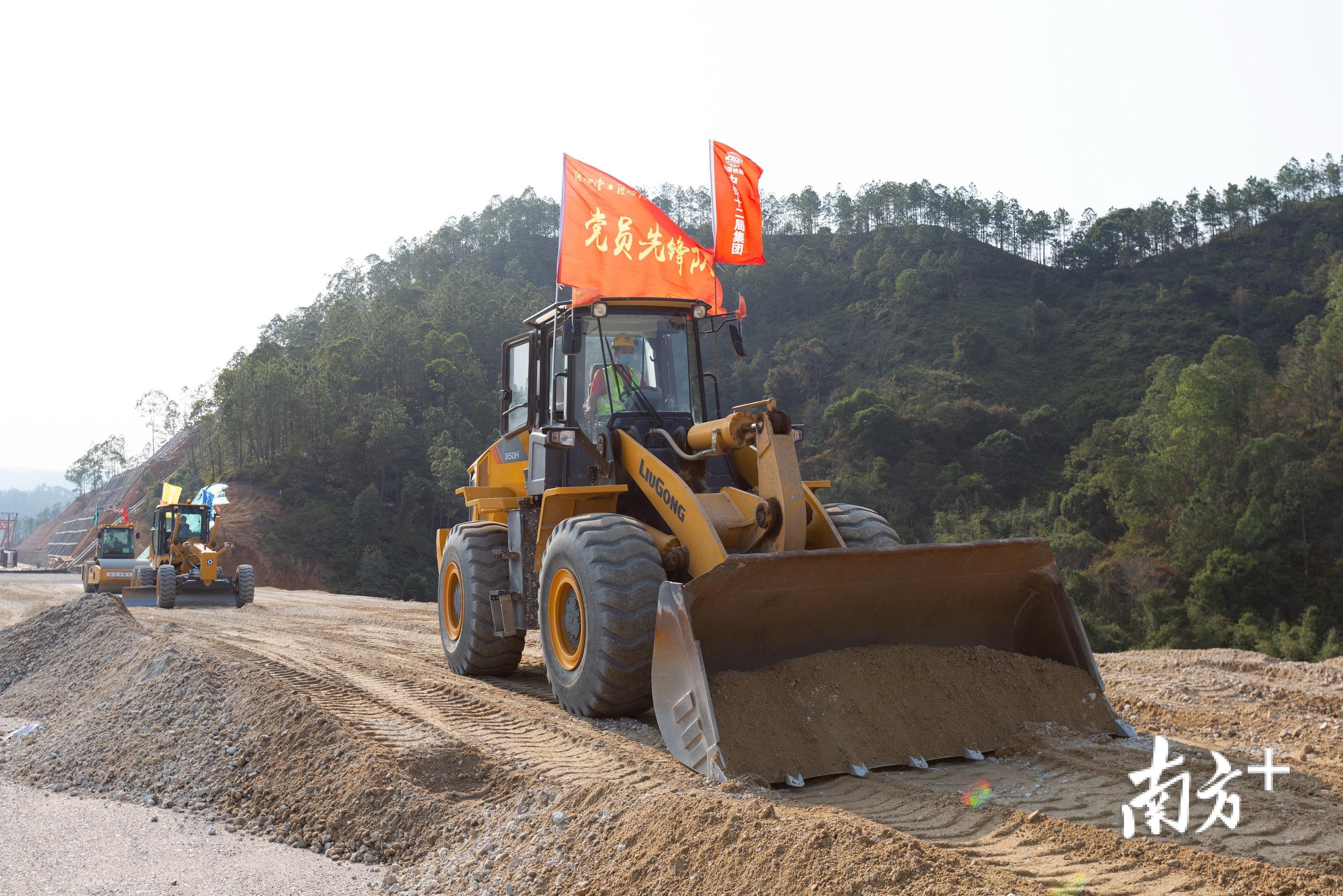紫惠项目部调配大型机械设备助力关键性控制工程复工。