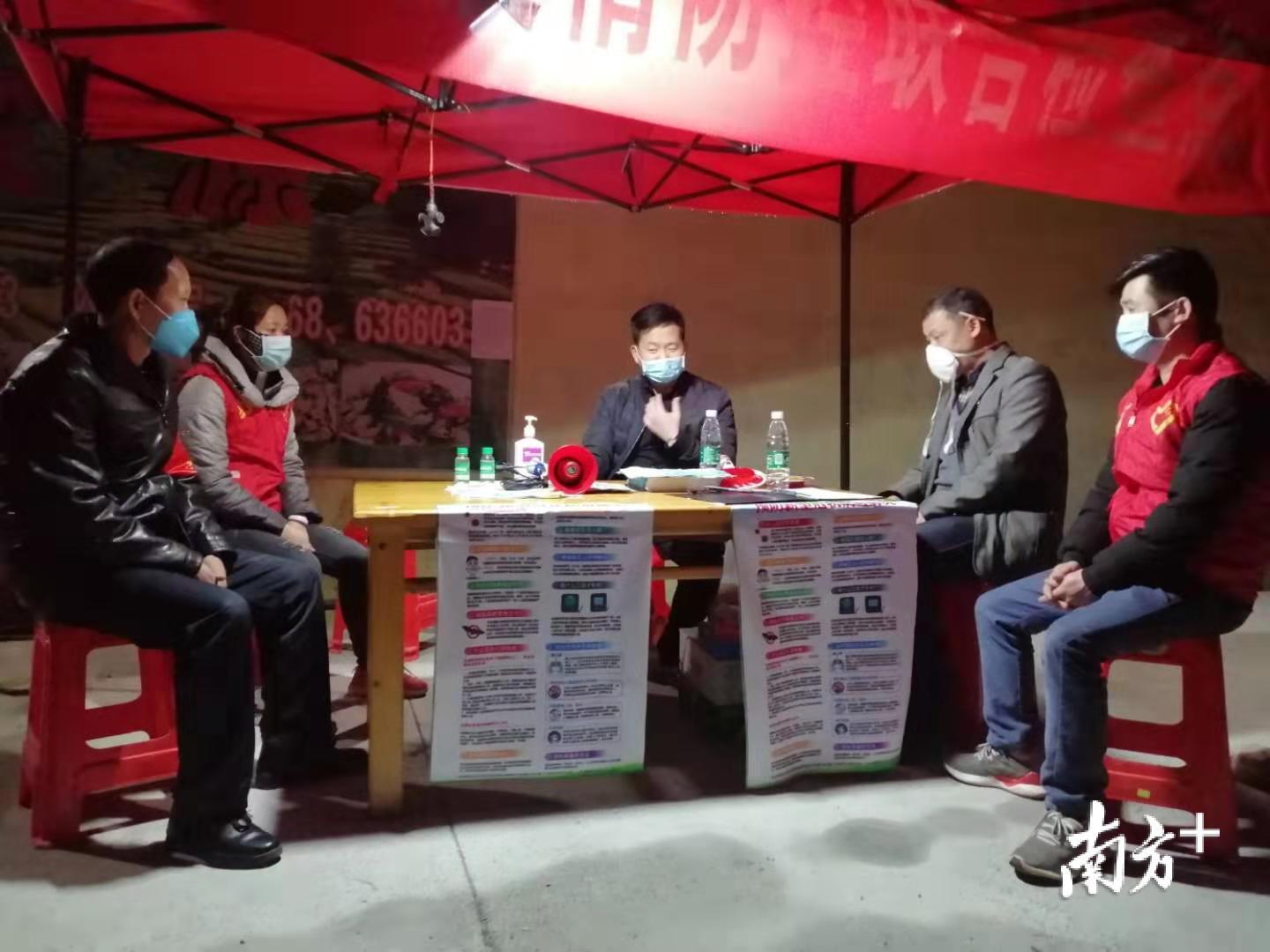 必背镇镇长与村委干部夜晚值守。